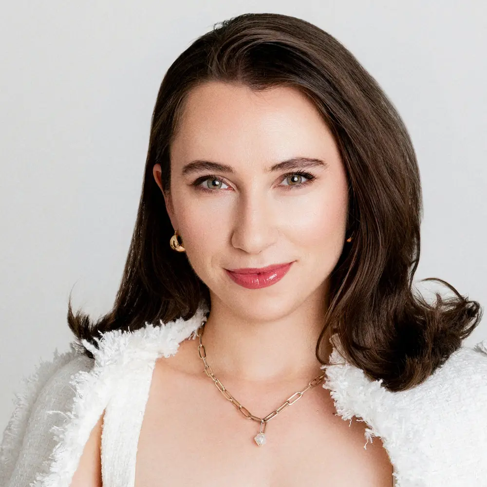 Ivy Calvert headshot